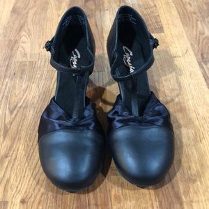 NEW Capezio Ballroom Dancing Shoes, Size 7.5 Wide